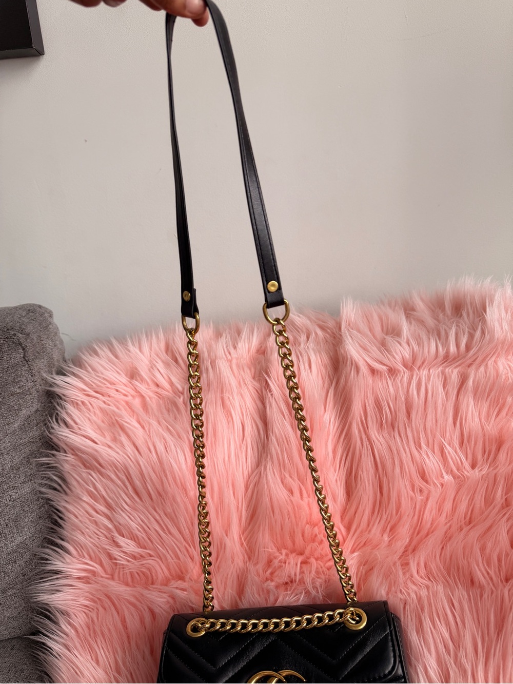Gucci Black Leather Shoulder Bag with Gold Double G Chain - Picture 10 of 10